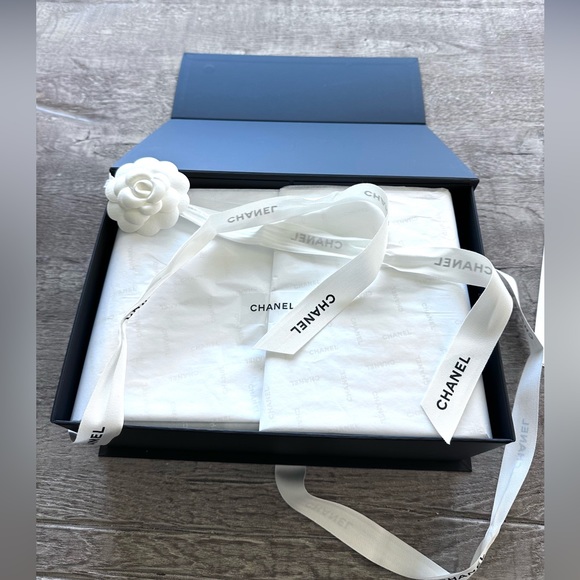 Authentic Black Chanel Glazed Aged Calfskin Mini 22 Bag Gold Hardware 2023. - Picture 3 of 13